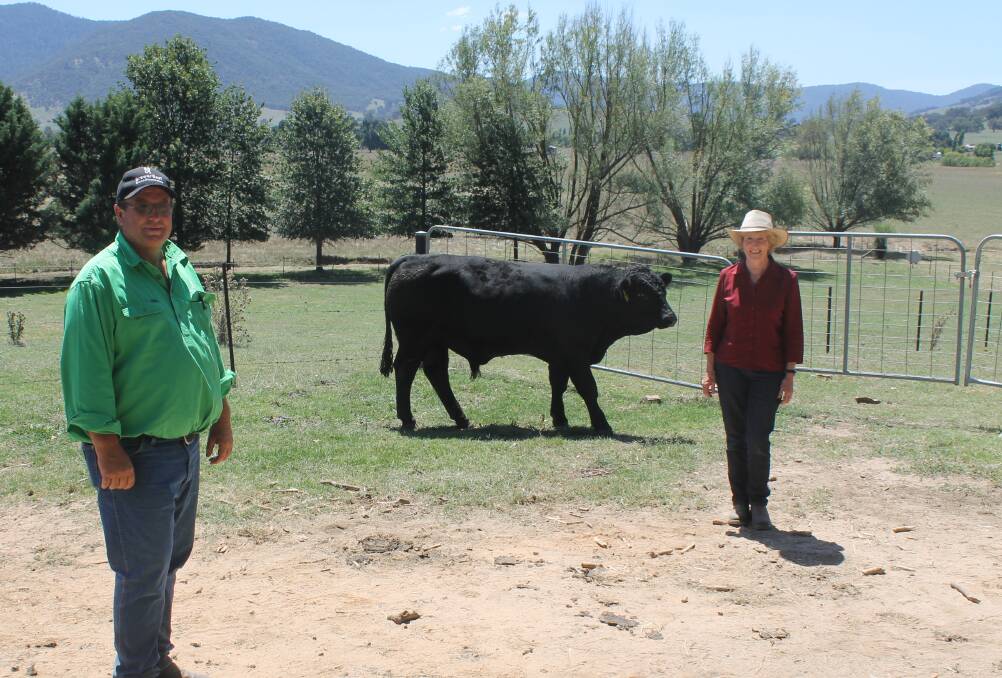 SALE TOPPER: BrewerBeef principal David Brewer, with sale topper Lucky Man and purchaser, Veronica Yentsch, NSW. Photo: Andrew Miller.