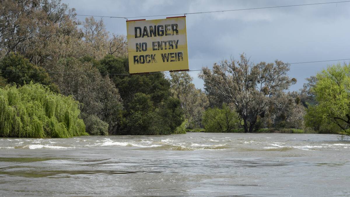Bureaucrats ‘are to blame’ as floodwaters downstream of Lake Hume rise