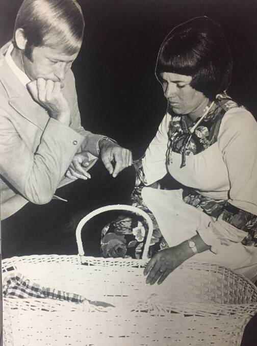 Michael and Lindy Chamberlain with baby Azaria's empty basket.