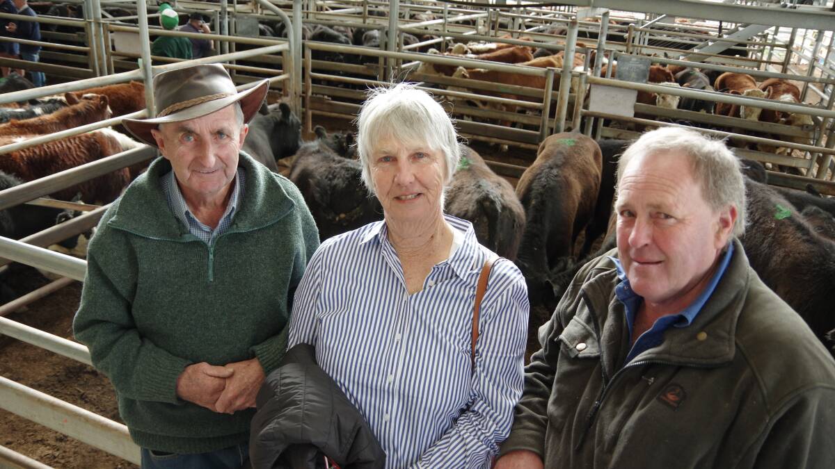  Mack and Robyn Stagg, Tambo Crossing, with Philip Commins, Ensay, sold Angus weaned steers to $1080 and Hereford cattle to $1090, respectively. 