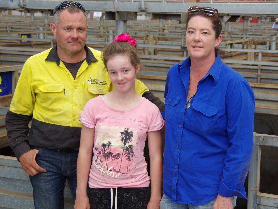 Wayne, Jessica and Julie Powell, Trafalgar, bought two pens of young Angus steers, paying to $1200.