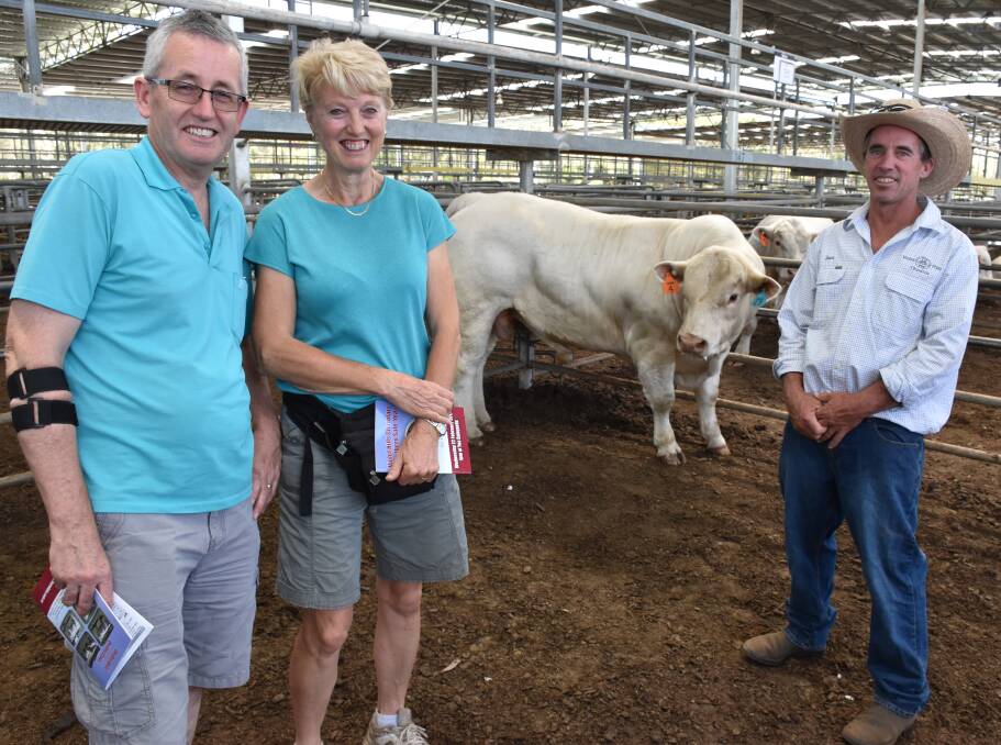 TOP BULL: One of three top bulls, with buyers Brett and Glenda Hutchinson, and Violet Hills' Sean Jenkins.