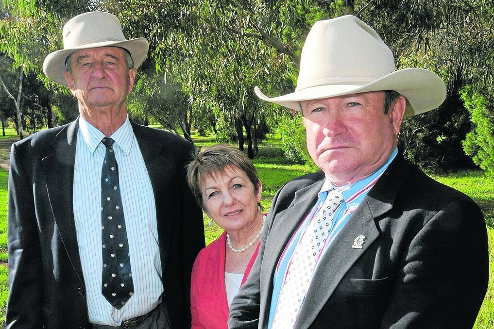LOOK OUT: NSW’s Neil and Anne Kennedy, Coonamble, and David Quince, Tambar Springs, say unconventional gas extraction has already caused problems in their region and warn South Australians to fight gas proposals for the SE.