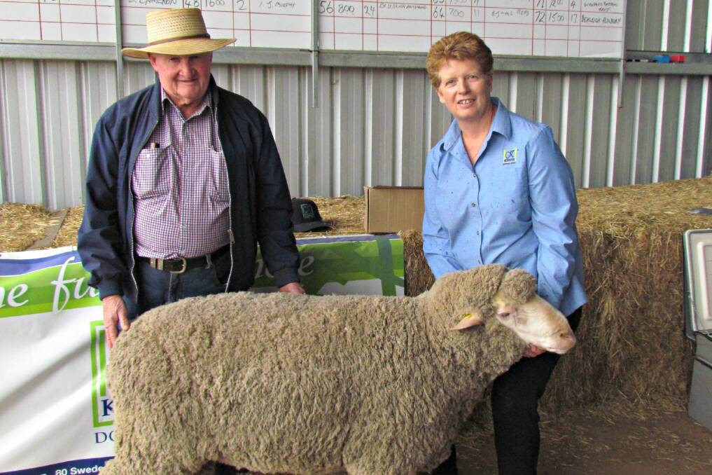 Bill Mildren, buying on behalf of the Edwards family, Yerong Creek, NSW, together with Fiona Cameron with the top price ram at last week’s sale which made $3600.