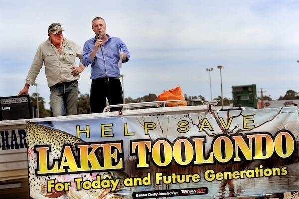 Save Toolondo rally organiser Trevor Holmes with David Kramer at Sunday's event.