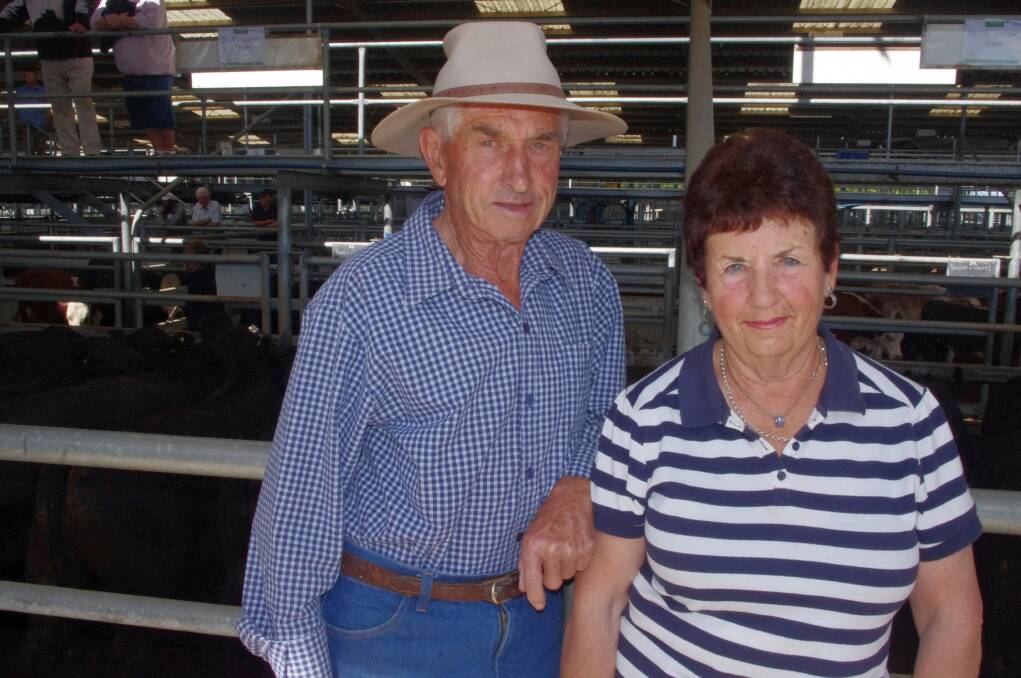 Peter and Phyl Sutton of Buchan South sent in a line of 41 well-bred 14-months-old Angus steers to Bairnsdale that sold to $1045, av $918.75. With an av weight of 478kg, the top pen of steers returned 219c/kg, with the first three pens of their stock selling at an average 215c/kg. The Suttons were very happy with the price, although they said it was the same price they received 15 years ago.