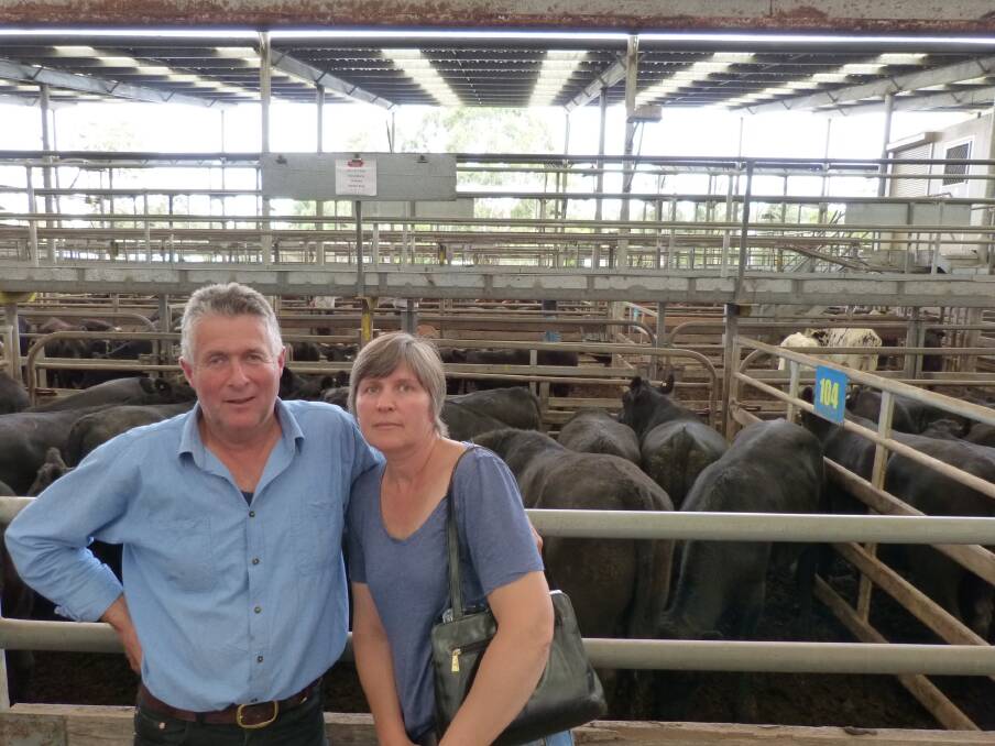 John and Sharon Kelly, Korumburra South, sold 31 Angus steers at Leongatha. John said they had bred the steers and carried them through, thanks to the good season. The buyer had sold bullocks for over $1700 recently and purchased the first pen of 15 head for the sale’s top price of $1190. 