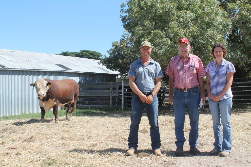 Tarcombe Herefords co-principal Tim Hayes (left), with buyer of the top-priced bull Ron Briggs, Everton Upper and Tim's wife Cindy. The sale-topper Tarcombe Dee J107 (P) rated highly on market selection indexes with values of 93 for the Supermarket Index, 88 for Grass Fed Steer Index, 99 for Grain Fed Steer Index and 100 for EU Index.