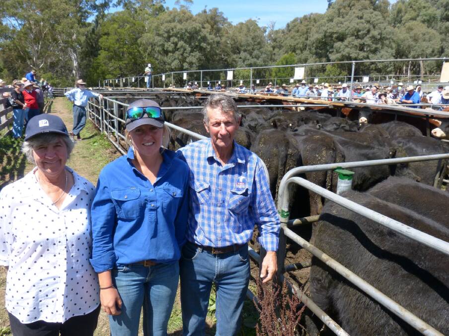  Frank (right) and Dawn Boulton (left) were at Gelantipy with grand-daughter Zoe, watching their large consignment of 650 Angus and Angus-Hereford steers and 81 Angus and Hereford heifers sell. Frank said it has been an exceptional season at Gelantipy, and this was the best sale they have had. Thier steers sold to $1160, and the heifers to $730.