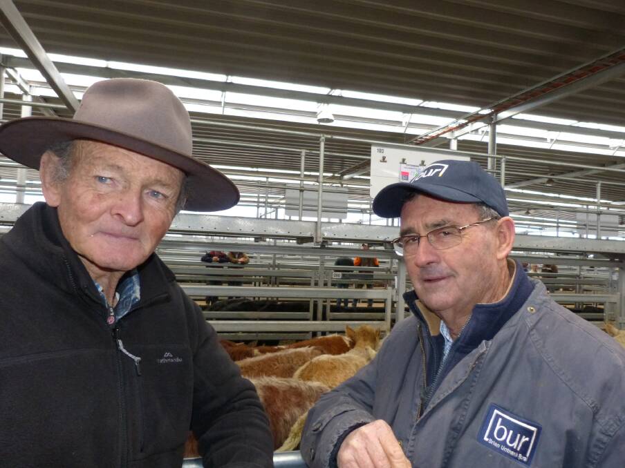 Gerard Ryan (right), BUR Livestock, was chatting with Leo Corrigan, Glenruben, Woomargama, about the excellent sale held at Barnawartha, last Thursday. Mr Corrigan was catching up with some of his clients who sold on the day. The obvious discussion was about how much dearer this sale was compared to four weeks ago. Agents said steers and heifers were up to $100 higher.