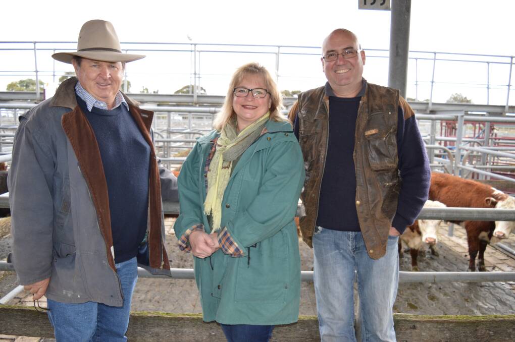 Chris Steer, Warrensville Herefords, Bordertown, SA, with Anne and Neil Quick, Mount Gambier. The Quicks cleared five young Hereford heifers at $670.