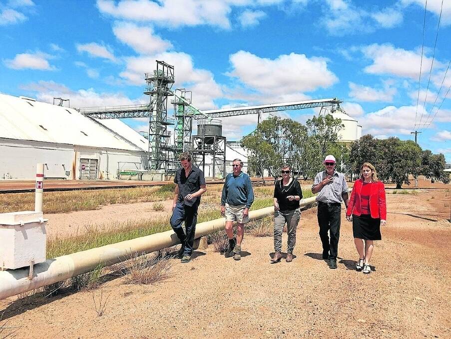 Inspecting rail at Quairading were growers Hayden Richards (left) and Rob Wilson, Wheatbelt Railway Retention Alliance assistant co-ordinator Lindsay Tuckwell, Shire of Quairading chief executive officer Graham Fardon and Labor&#39;s Shadow Minister for Transport Rita Saffioti.