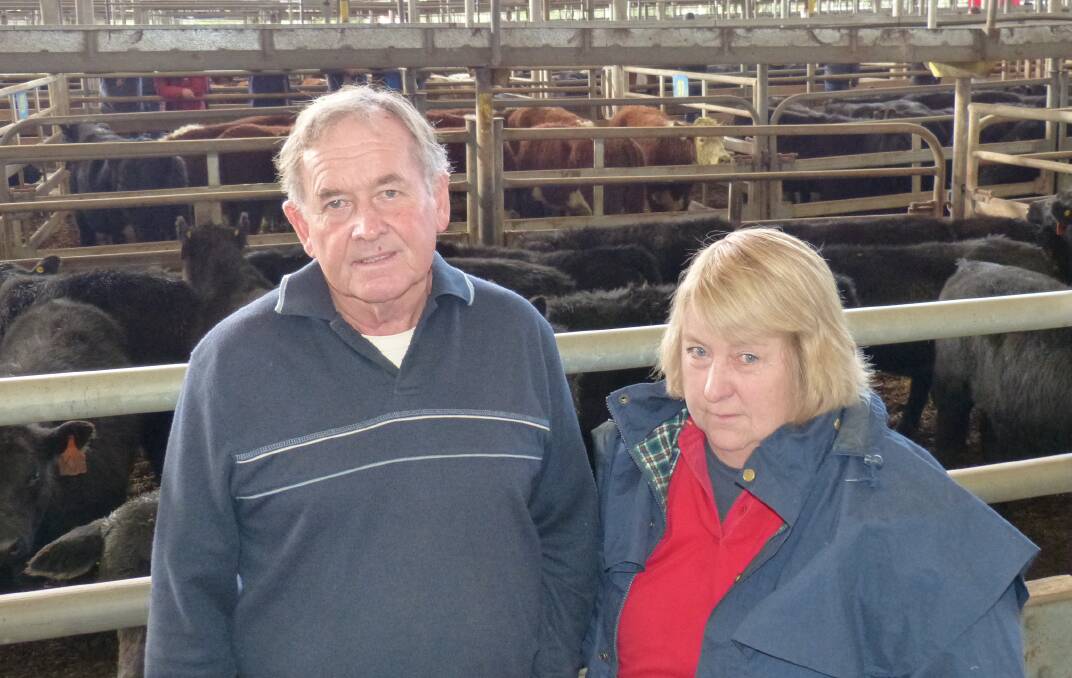 Geoff & Carmel Hosking, Woodside, were on of the few vendors who sold their steers at unchanged rates at Leongatha. Their 70 spring drop Angus steers, Leawood & Battersby blood, sold from $930-$1120.