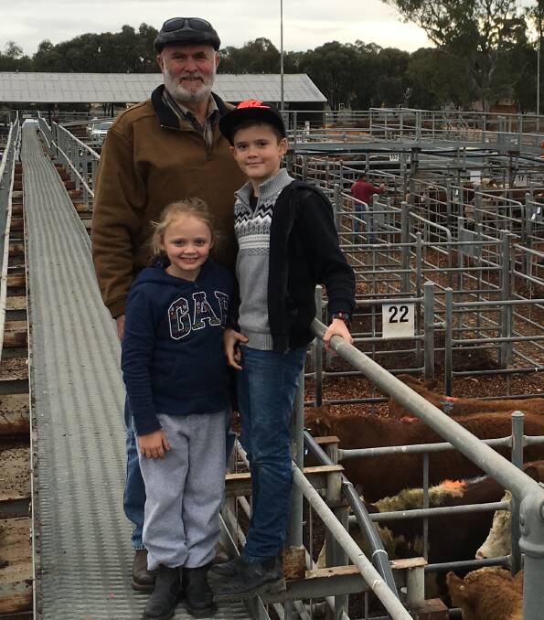 Drew Harris sold a line of vendor bred Charolais cross steers at Swan Hill, reaching a top of 370c/kg lwt. Mr Harris had his grandchildren, Jimmy & Sophie with him.