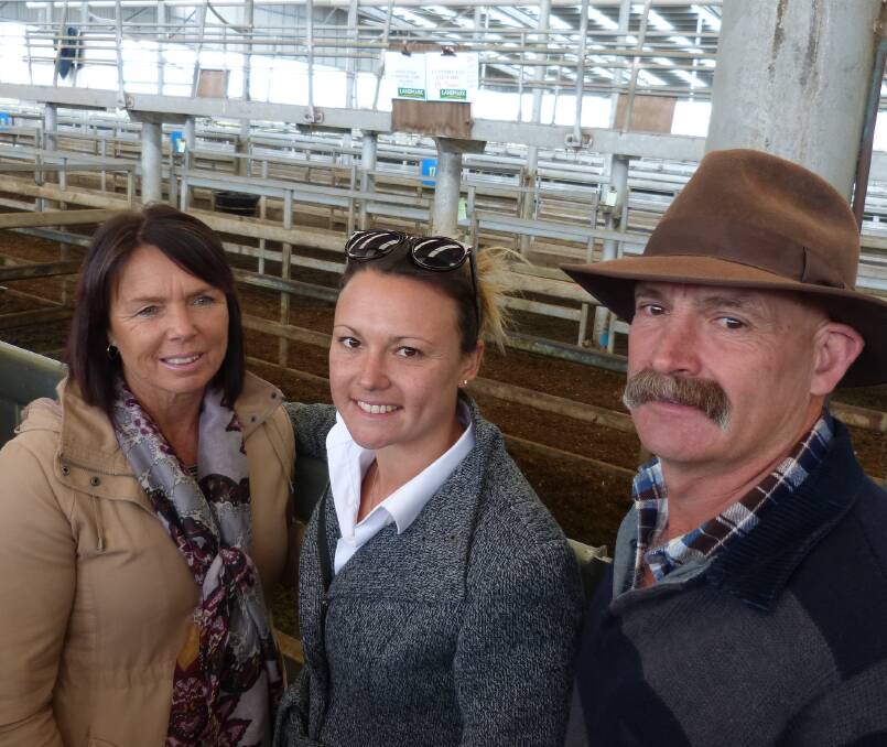 Colin and Joanne (left) Consibee were accompanied by their daughter Kim, recently returned from Western Australia, and their 80 Angus steers sold to $1690.