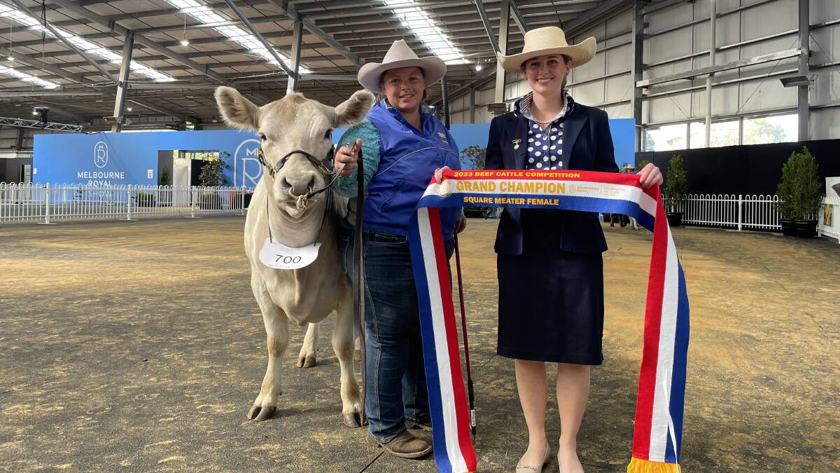 Jess Paine, Rosehill Square Meaters, Woodside, SA, with Square Meaters judge Ruby Canning, Dunkeld, and the grand champion Sqaure Meater female. Picture by Bryce Eishold