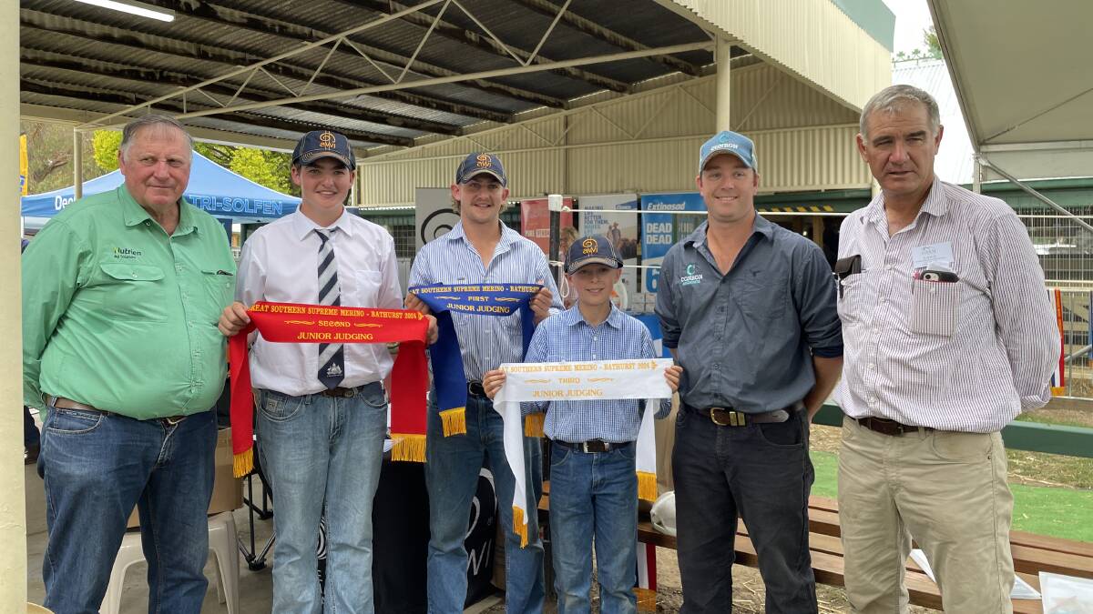 Stephen Chalmers, Nutrien stud stock, with the junior judges Max Humphries, Oberon, Paddy Lowe, Thalabah Merinos, Sam Frost, Thalabah, sponsor Andrew Brown, Conron Store, and Cam Munro, Egelabra. Picture by Rebecca Nadge 