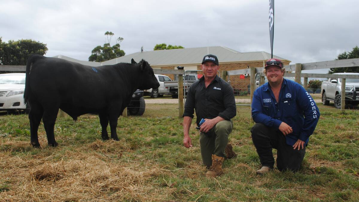 Absolute Angus stud principal Anthony Pisa, Trafalgar, with buyer of his top-priced bull, Jamie Joyce, Wonthaggi. Picture by Barry Murphy