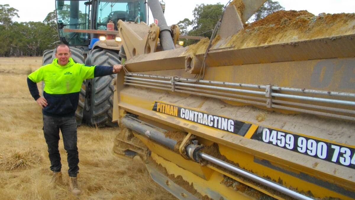 Ballarat based farm and general construction earthmoving contractor Damien Pitman of Pitman Contracting has invested in a O’B Carry-Grade Scraper manufactured in Swan Hill by Murray Valley Lasers plus a new 600 hp New Holland T615 tractor.