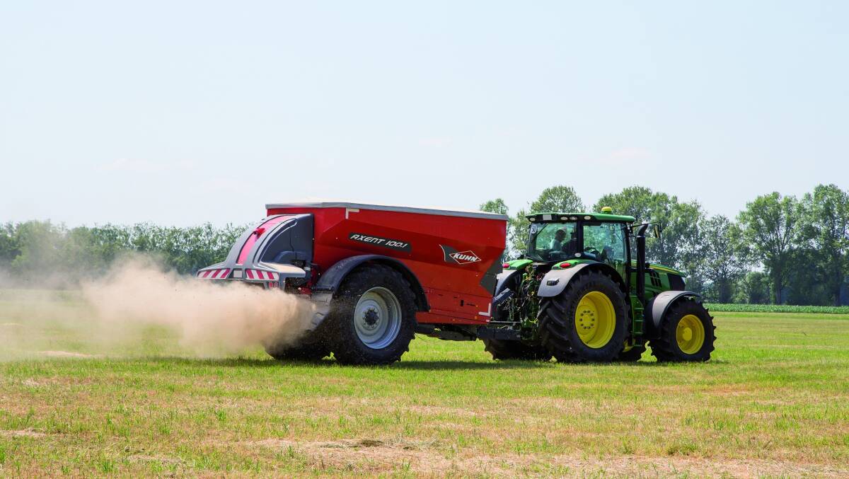 Kuhn's Axent 100.1 trailed spreader automatically adjusts to ensure accurate application rates from each metering outlet, reduce clogging, and detect and correct flow variations instantly.