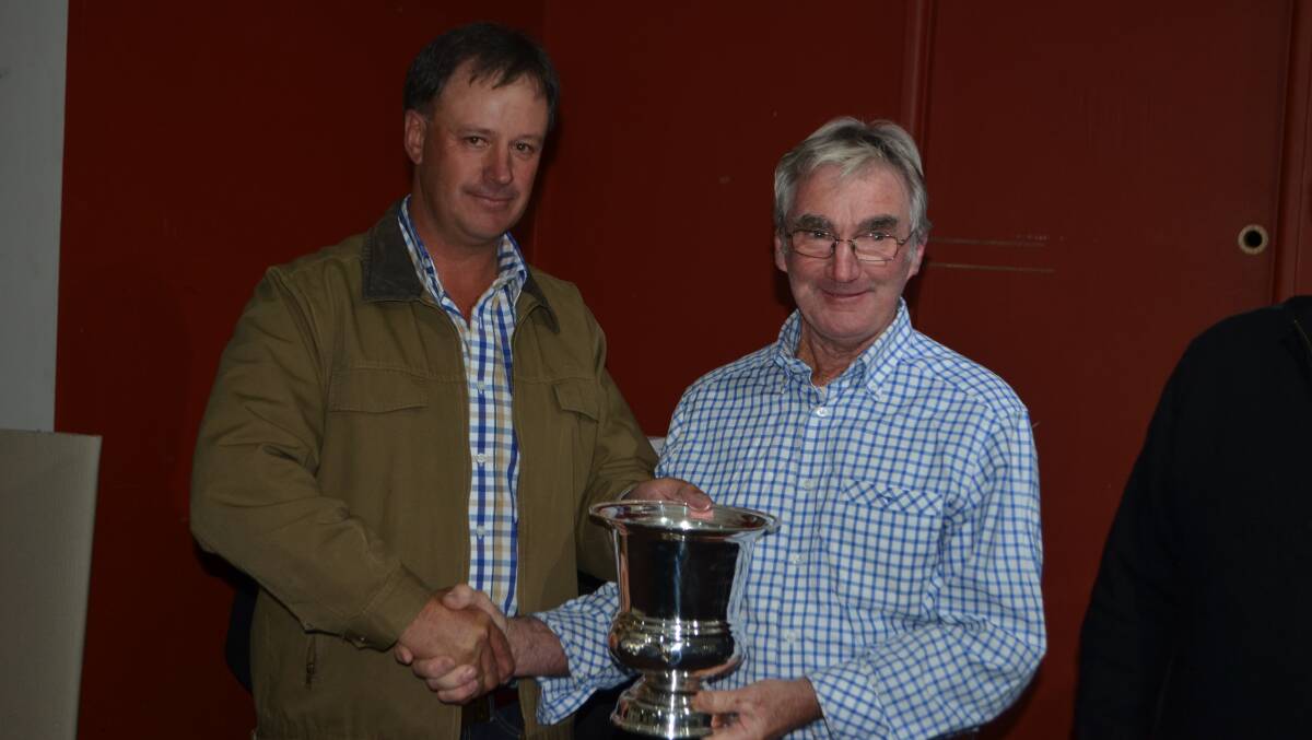 On behalf of the well-known Cooma-based stock and station agency, Gary Evans presenting the Monaro Livestock and Property trophy for overall winner to Neil Lynch, "McCarthy's", Berridale, for his May-shorn, Main Range-blood flock. Neil also won Elders Trophy for first finewool and the Manawa Trophy for first under 500 ewes.
