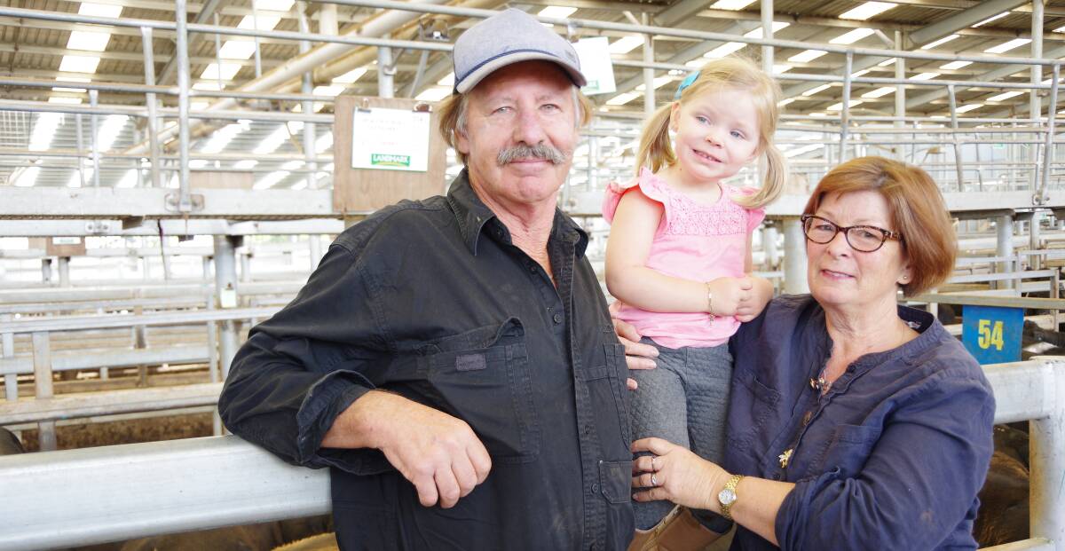 Andrew and Kate O'Mara, Glengarry, with granddaughter, Lily Zanella, sold 12mo Angus steers, 354kg, $1470.