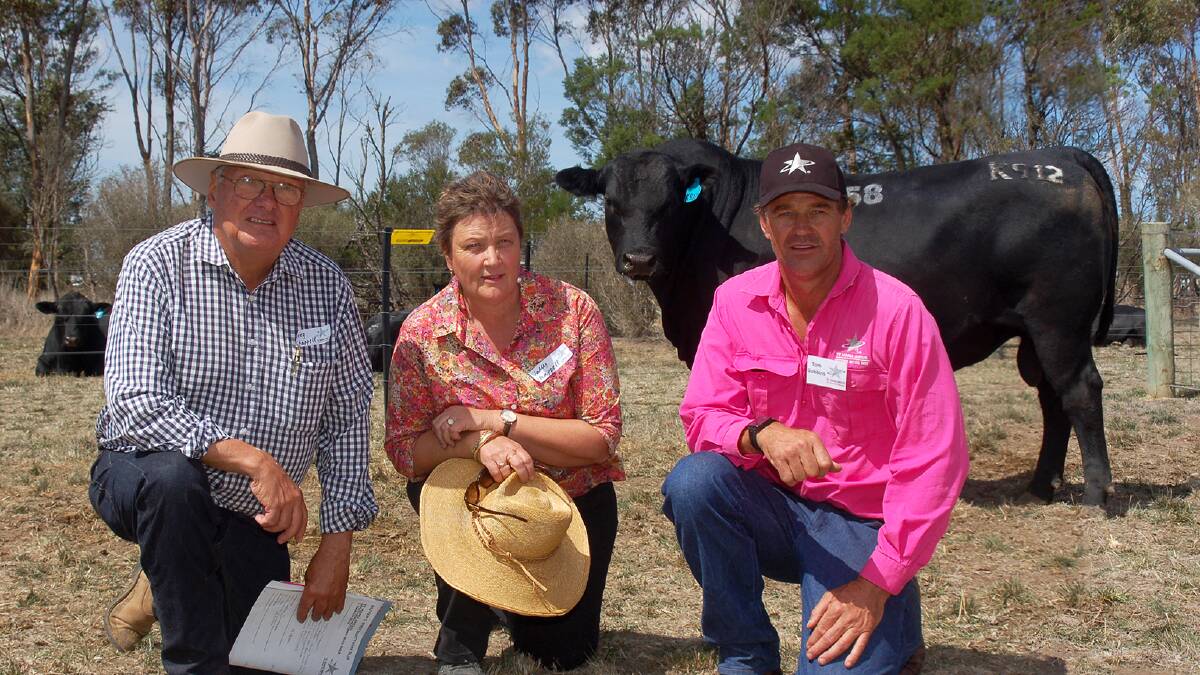 Pictured with Te Mania Kilkenny K912, the other $23,000 equal top priced bull at the Te Mania bull sale are purchasers Greg and Sally Chappell, Dulverton Angus stud, Glen Innes, NSW and Te Mania co-principal Tom Gubbins.
