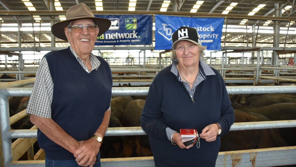 Lesley Davidson, Penola, pictured with her cousin Ian Fennell, also from Penola, sold two pens of Angus steers. The top 21, 425.48kg made $4.64/kg or $1974.