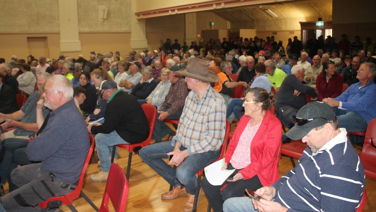 About 600 people packed the St Arnaud Town Hall on Monday to oppose a show plan to build a 500-kilovolt Victoria-NSW transmission line across local farmland.