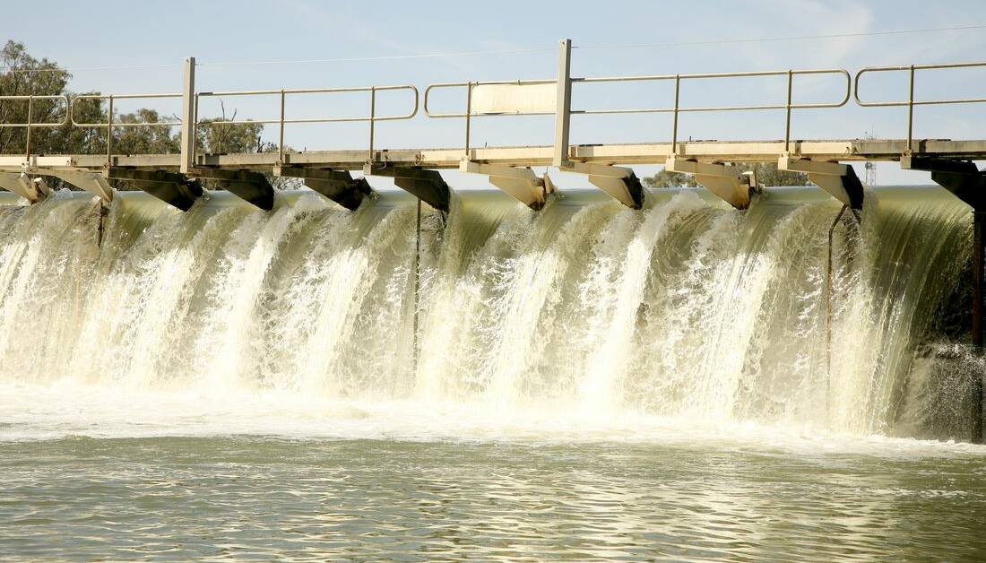 The Mildura Weir is being hurriedly replaced in the Murray River now the flood has passed and the flood response is threatening local drinking water supplies.