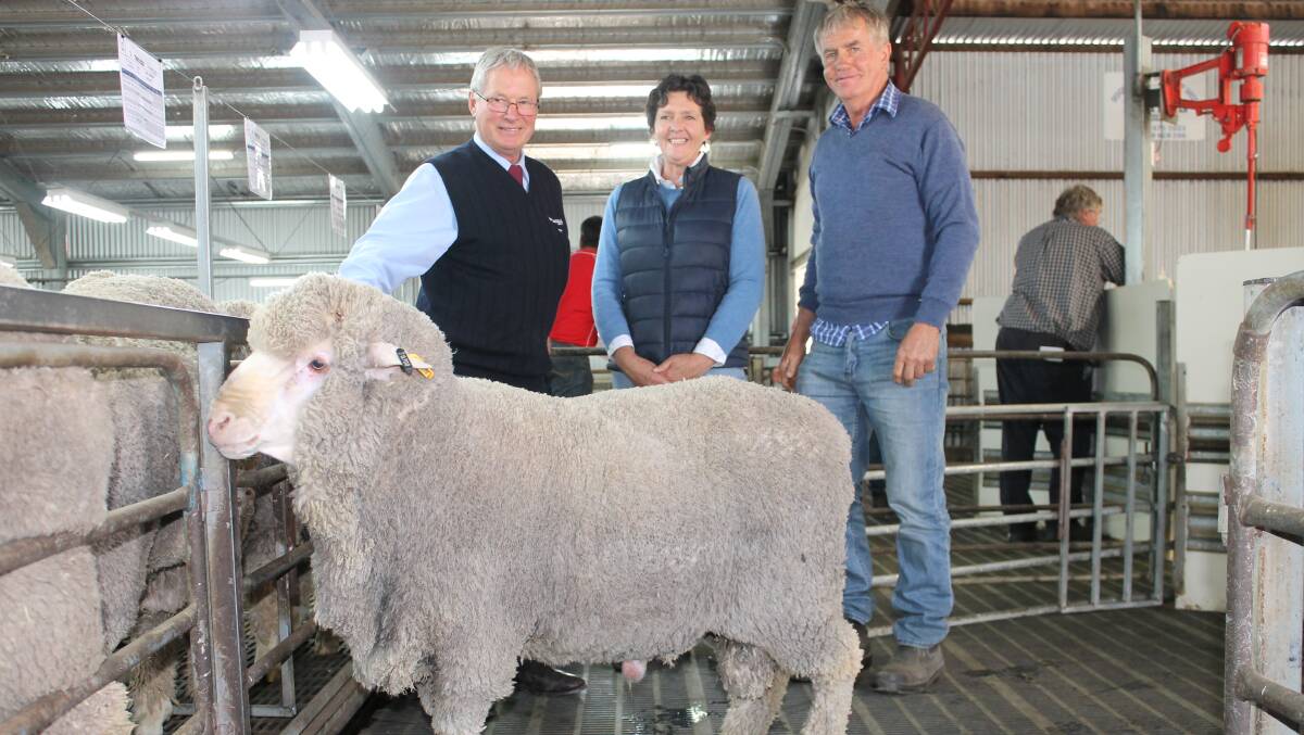 The Mountain Dam's Tom Silcock, with top-priced ram buyers Rosie and Mick Leeming, Pigeon Ponds.