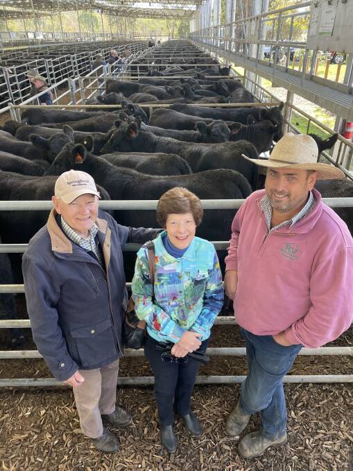 Con and Maree De Groot, Springbank, Narbethong, sold 67 weaners, including 30 Angus heifers which sold to $2580 for a draft average of $2525. Pictured with Riddellvue Angus principal Ian Bates. 