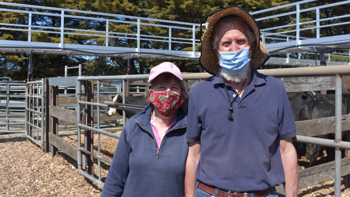 Greg and Helen Miles, Goulburn Valley
Wines, Metcalfe, were in the market at
Kyneton for a pen of replacement steers,
but expressed surprise at the high prices.