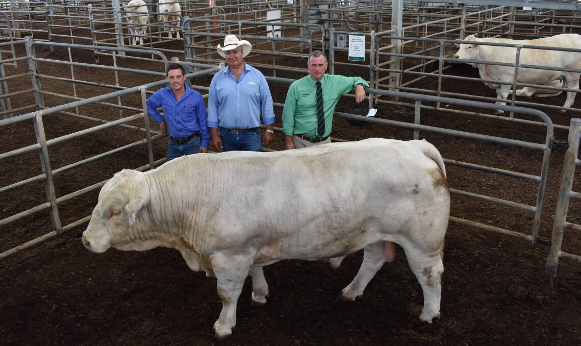 SALE TOPPER: Tysubi stud principal Ty Stanton, Andy Whitsed, Bonegilla and Nutrien Ag Solutions auctioneer Peter Godbolt, with the top-priced bull, Tysubi Goldrush Quake.