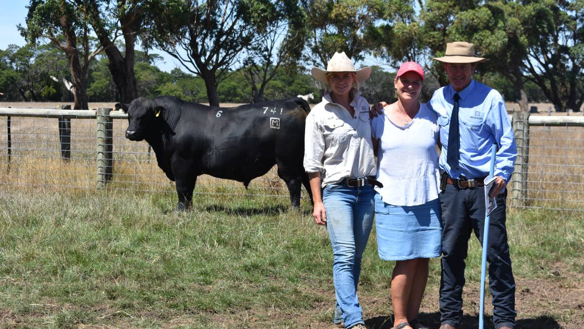 The top-priced bull with Moyle Pathfinder's Elle, Sara and Nick Moyle after the sale. Picture by Andrew Miller. 