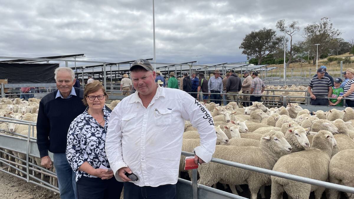 John, Jill and Phillip Granger, Gunning, NSW, sold 140 July/August '21 drop, first-cross ewes for $322. Picture by Stephen Burns.