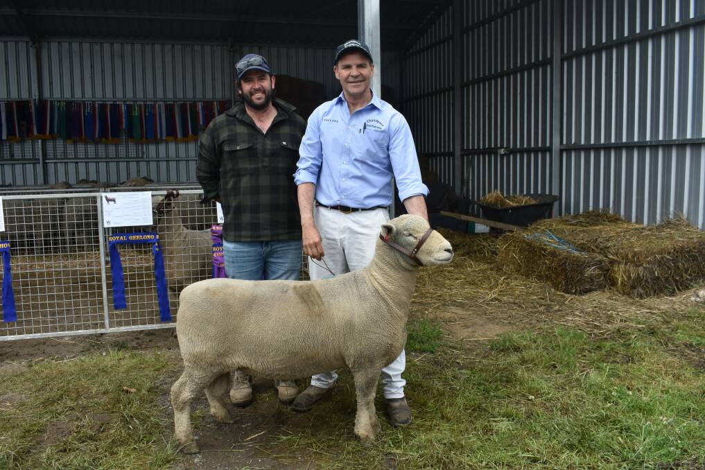 Ashley Park's Reagan Kyle, Bairnsdale, with Chandpara co-principal Andrew Sellars-Jones and the top-priced ram. Picture by Andrew Miller