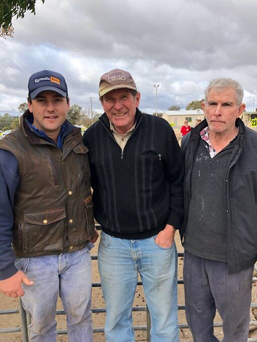 TOP DOLLAR: Murray Bullen from Rodwells Albury with David Steinfort and Noel Sampson from Cobram. David sold 185 shorn lambs to $162.