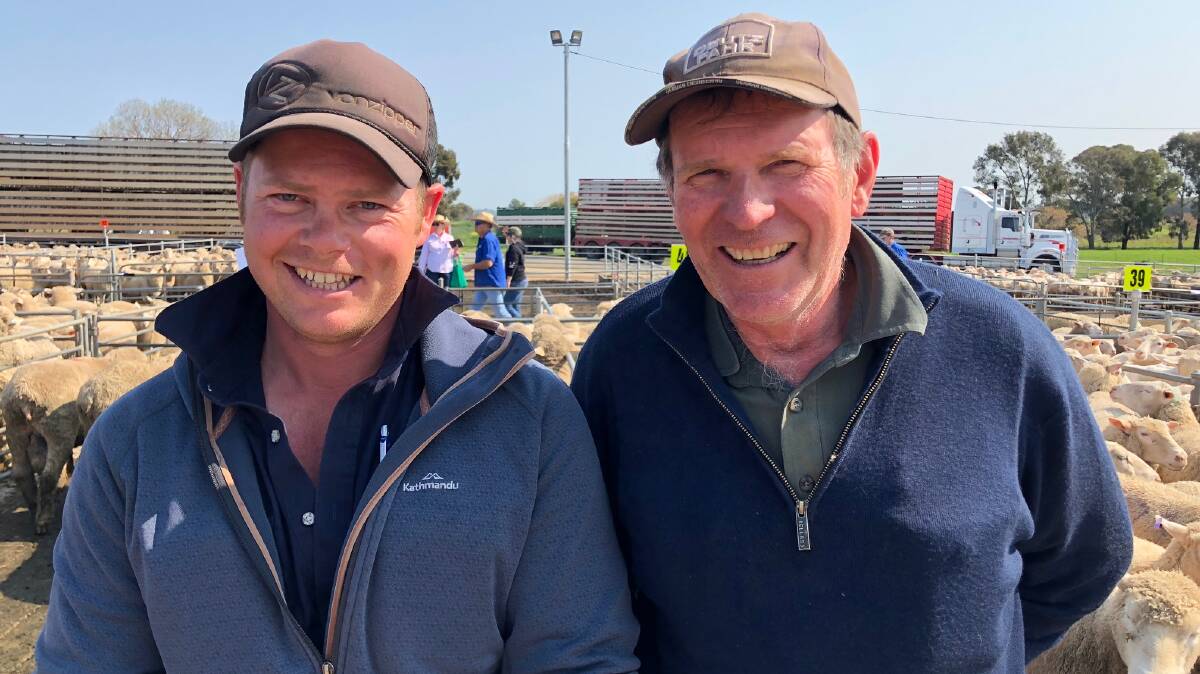 QUALITY LAMBS: Ryan Hussey from Rodwells Wangaratta with David Steinfort from Katunga who sold 93 new season lambs for $205.00.
