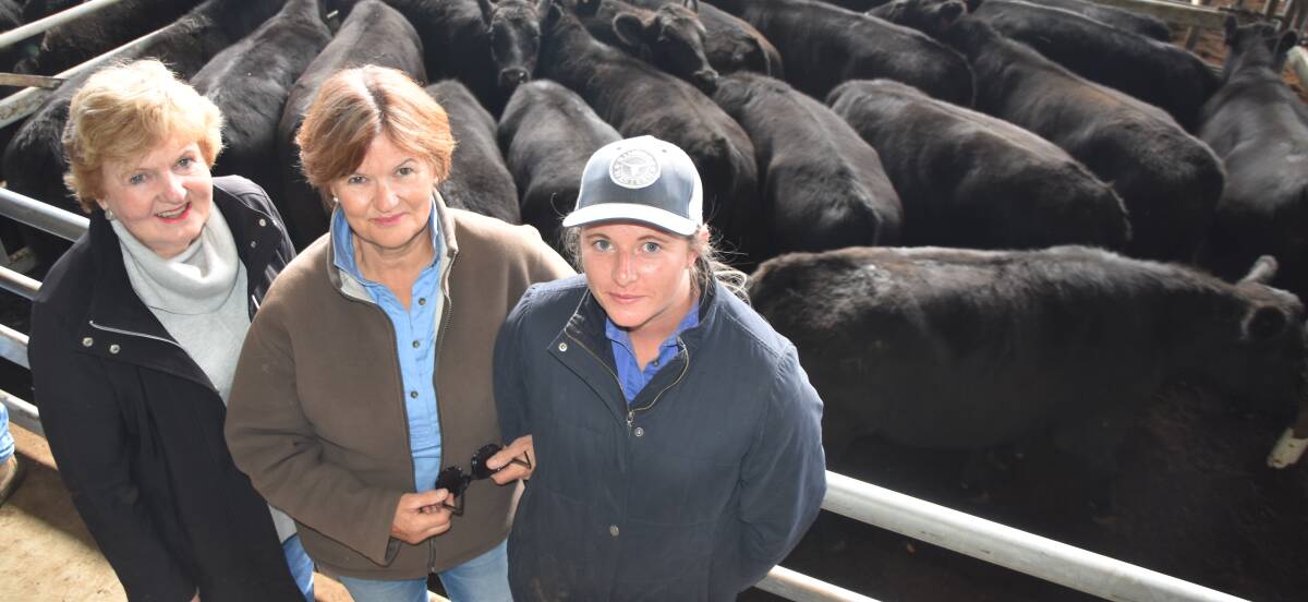 FAMILY: Merilyne Johnson, Lea Worseldine and Whitney McCormack, Creighton Grange Angus Partnership, Mount Taylor, sold 22 steers, 413kg, for $2160 or 523c/kg at Bairnsdale on Friday. Photo by Bryce Eishold.