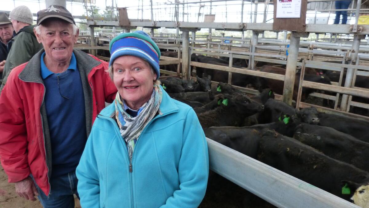 Tony and Elizabeth Landy, Walkerville,
sold 200 steers and 125 heifers, including
a pen of 15 steers, 382kg, for $1220 or
319c/kg at Leongatha last Thursday.
Photo by Bryce Eishold.