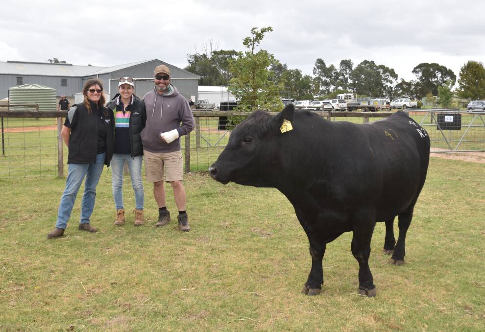 Boonaroo Angus principal Jodie Foster with equal-top price bull buyers Sam and Susie Whitehead, Casterton, and Boonaroo Nebraska R2. Picture by Casterton News.