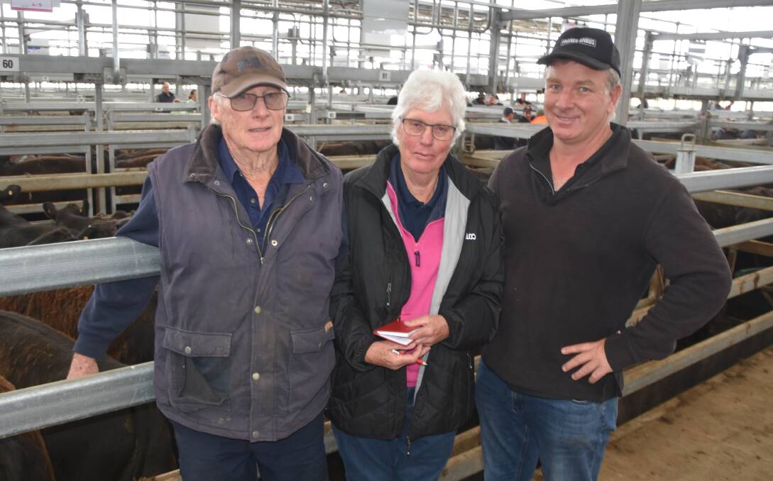 Mick and Dawn Ernest, Cherrymount,
Streatham, sold 300 mixed-sex Angus
calves, Francs-blood, to a top price of
$2550 at Ballarat. Also pictured is Nick
Franc, Francs Angus stud, Beaufort.