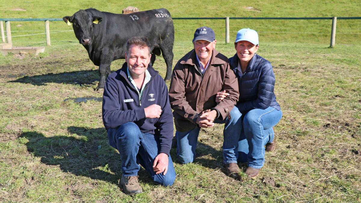 Landfall Angus stud principal Frank Archer with top-priced bull buyers Ted and Alison Laurie, Moppy, NSW, after the September 2022 sale.