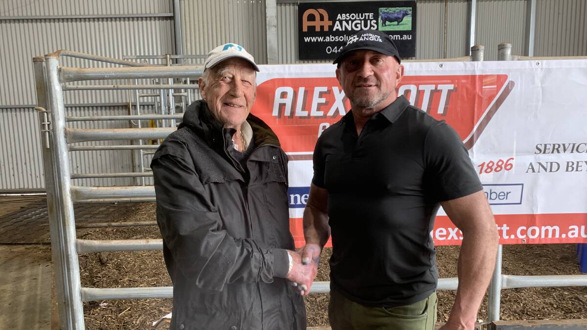 Phillip Island top-priced buyer Paul Waylen, Wiltshaw Farming Services, Ventnor, with Absolute Angus stud principal Anthony Pisa, Trafalgar. Picture by Liam Durkin.