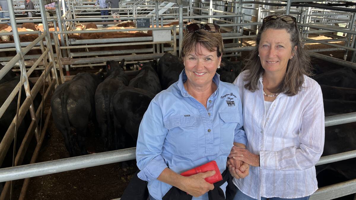 Lea Worseldine, Creighton Grange Angus Partnership, Mount Taylor, sold 16 steers, 424kg, for $1850 or 436c/kg. Pictured with Annette Walls.