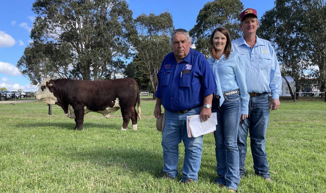 Phelan & Henderson & Co director David Phelan, Yarram, with Mawarra Genetics stud principals Deanne and Peter Skyes, Longford, and the 2023 top-priced Hereford bull which was bought by Kylandee Herefords, Inverell, NSW, via Mr Phelan. Picture by Bryce Eishold
