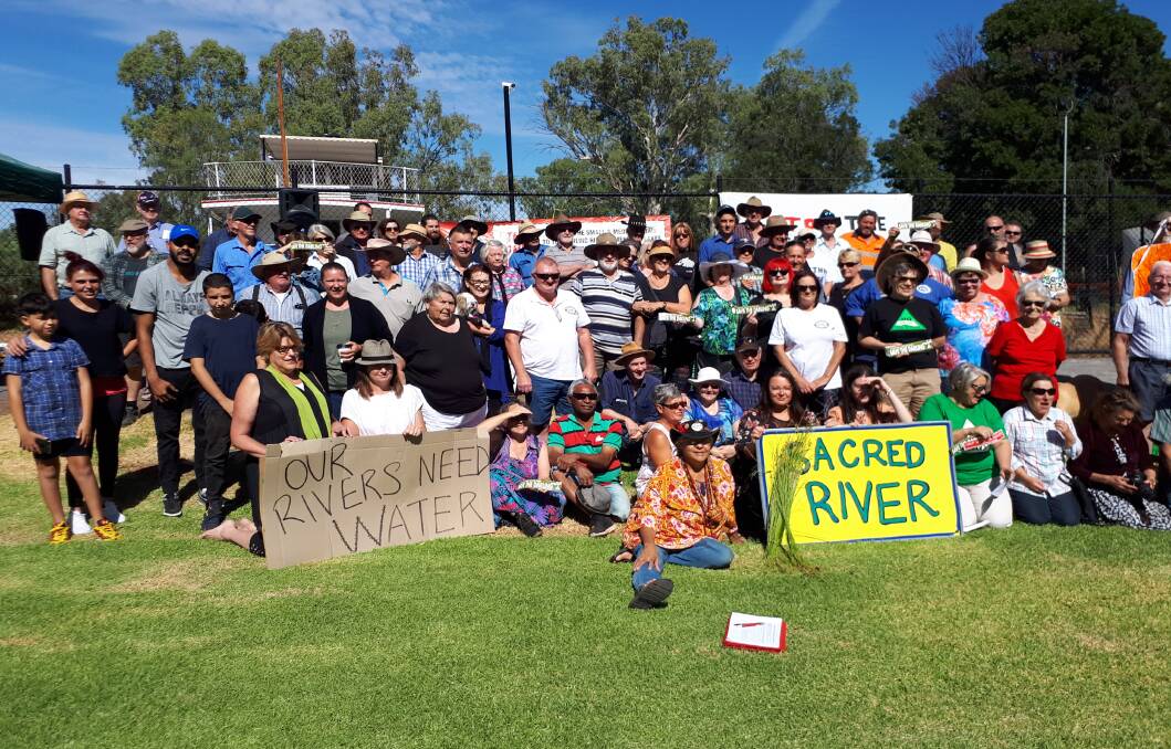 About 70 people gathered in Wentworth to call on NSW government to abandon its plan for a $457 million pipeline to supply Broken Hill with drinking water.