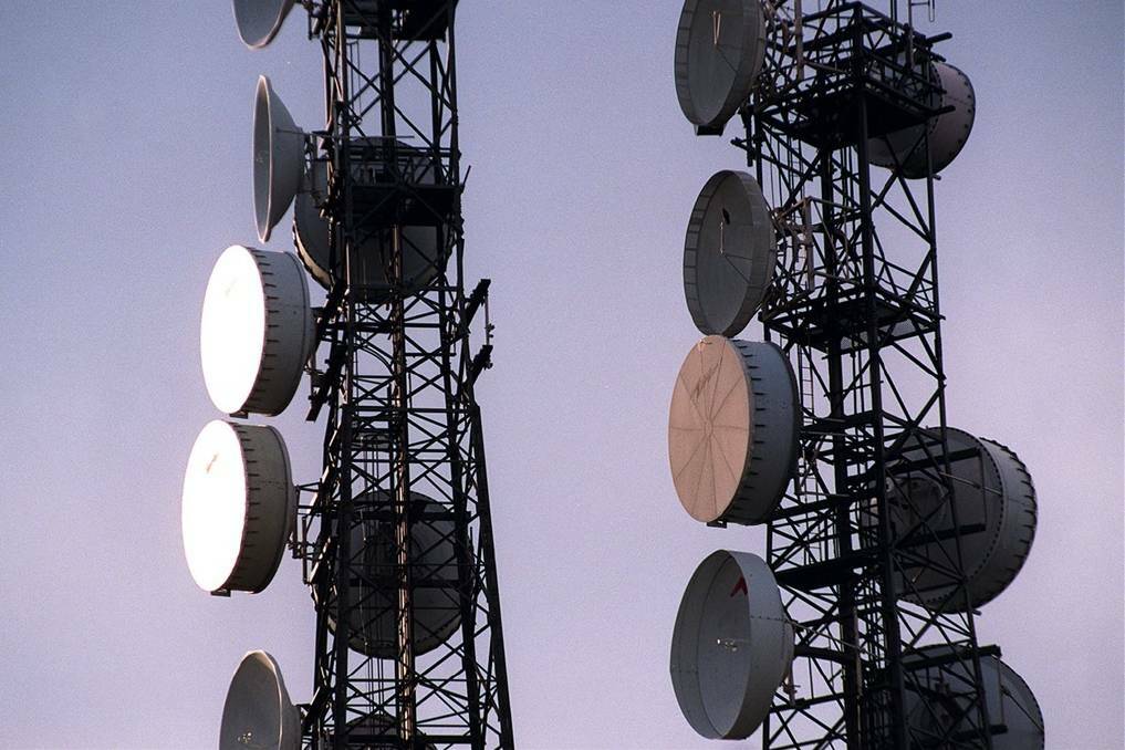 The telecommunications regulator ACMA is recommending the Communications Minister auction access to spectrum for mobile broadband, which wireless internet providers say risks services to regional businesses.