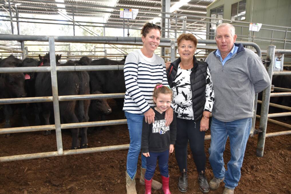 Erin and Lilly Heel, and Vicki and
Malcolm White, Inverugie Pastoral,
Yea, sold 108 steers
and heifers at Yea.
Photo by Joely Mitchell.